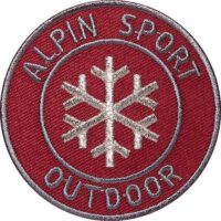 Outdoor Alpin Winter-Sport Aufnäher von Club of Heroes. Weinrot