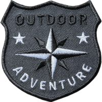 Grau Outdoor Patch Bügelbild Aufnäher mit Kompass Olive. Aufnäher von Club of Heroes. Hochwertig gestickte Patches wie Aufbügler Bügelbilder Bügelflicken zur Veredelung von Textilien, zum Aufbügeln oder Aufnähen auf Jacken, Kleidung.