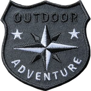 Grau Outdoor Patch Bügelbild Aufnäher mit Kompass Olive. Aufnäher von Club of Heroes. Hochwertig gestickte Patches wie Aufbügler Bügelbilder Bügelflicken zur Veredelung von Textilien, zum Aufbügeln oder Aufnähen auf Jacken, Kleidung.