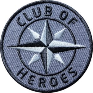 Grau COH Kompass Patch Bügelbild Aufnäher mit Kompass Olive. Aufnäher von Club of Heroes. Hochwertig gestickte Patches wie Aufbügler Bügelbilder Bügelflicken zur Veredelung von Textilien, zum Aufbügeln oder Aufnähen auf Jacken, Kleidung.