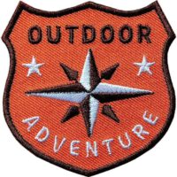 Orange Outdoor Patch Bügelbild Aufnäher mit Kompass Olive. Aufnäher von Club of Heroes. Hochwertig gestickte Patches wie Aufbügler Bügelbilder Bügelflicken zur Veredelung von Textilien, zum Aufbügeln oder Aufnähen auf Jacken, Kleidung.