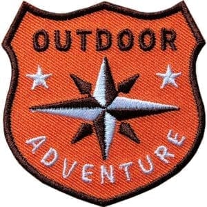 Orange Outdoor Patch Bügelbild Aufnäher mit Kompass Olive. Aufnäher von Club of Heroes. Hochwertig gestickte Patches wie Aufbügler Bügelbilder Bügelflicken zur Veredelung von Textilien, zum Aufbügeln oder Aufnähen auf Jacken, Kleidung.