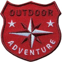 Rot Outdoor Patch Bügelbild Aufnäher mit Kompass Olive. Aufnäher von Club of Heroes. Hochwertig gestickte Patches wie Aufbügler Bügelbilder Bügelflicken zur Veredelung von Textilien, zum Aufbügeln oder Aufnähen auf Jacken, Kleidung.