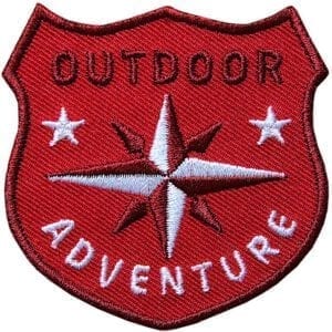 Rot Outdoor Patch Bügelbild Aufnäher mit Kompass Olive. Aufnäher von Club of Heroes. Hochwertig gestickte Patches wie Aufbügler Bügelbilder Bügelflicken zur Veredelung von Textilien, zum Aufbügeln oder Aufnähen auf Jacken, Kleidung.