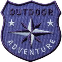Violett Outdoor Patch Bügelbild Aufnäher mit Kompass Olive. Aufnäher von Club of Heroes. Hochwertig gestickte Patches wie Aufbügler Bügelbilder Bügelflicken zur Veredelung von Textilien, zum Aufbügeln oder Aufnähen auf Jacken, Kleidung.