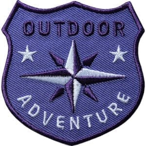 Violett Outdoor Patch Bügelbild Aufnäher mit Kompass Olive. Aufnäher von Club of Heroes. Hochwertig gestickte Patches wie Aufbügler Bügelbilder Bügelflicken zur Veredelung von Textilien, zum Aufbügeln oder Aufnähen auf Jacken, Kleidung.