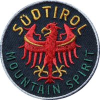 Südtirol Adler Patch in Schwarz. Aufnäher von Club of Heroes. Hochwertig gestickte Patches wie Aufbügler Bügelbilder Bügelflicken zur Veredelung von Textilien, zum Aufbügeln oder Aufnähen auf Jacken, Kleidung.