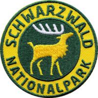 Hochwertig gesticktes Patch für den Schwarzwald Nationalpark mit Hirsch-Motiv. Patches im Format 60 mm zum Aufbügeln oder Aufnähen. Attraktive Textil-Applikation (Aufnäher, Aufbügler, Bügelbild) mit gelbem Hirsch auf grünem Grund.