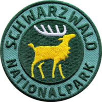 Hochwertig gesticktes Patch für den Schwarzwald Nationalpark mit Hirsch-Motiv. Patches im Format 60 mm zum Aufbügeln oder Aufnähen. Attraktive Textil-Applikation (Aufnäher, Aufbügler, Bügelbild) mit gelbem Hirsch auf grünem Grund.