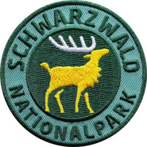 Hochwertig gesticktes Patch für den Schwarzwald Nationalpark mit Hirsch-Motiv. Patches im Format 60 mm zum Aufbügeln oder Aufnähen. Attraktive Textil-Applikation (Aufnäher, Aufbügler, Bügelbild) mit gelbem Hirsch auf grünem Grund.