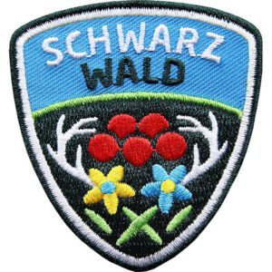 Hochwertig gesticktes Patch blau für den Schwarzwald, Black Forest mit Hirsch-Geweih und Bollenhut. Patches im Format 55 x 61 mm zum Aufbügeln oder Aufnähen. Attraktive Textil-Applikation (Aufnäher, Aufbügler, Bügelbild) zur Veredelung von Textilien.