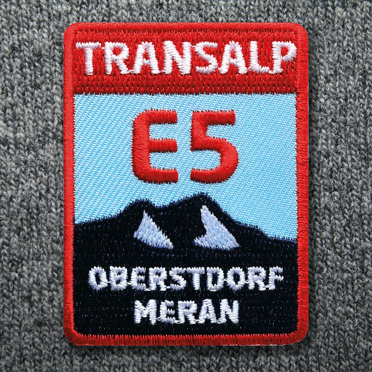 E5 Oberstdorf Meran Alpencross 44 x 58 mm - Aufbügler (rot-blau) – Bild 2